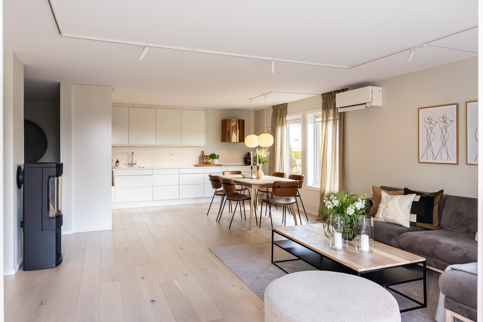 Stuen ligger i åpen løsning til kjøkkenet og har god plass til både tv-lounge og spisestuemøbler. Galleribilde