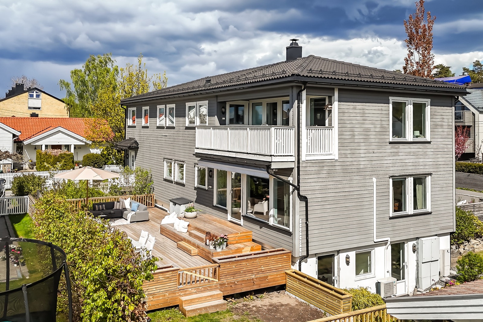 Oberst Rodes vei 47A er en innholdsrik og familievennlig halvpart av en horisontaldelt tomannsbolig på 179 m² over to plan, i første etasje og kjeller. Galleribilde