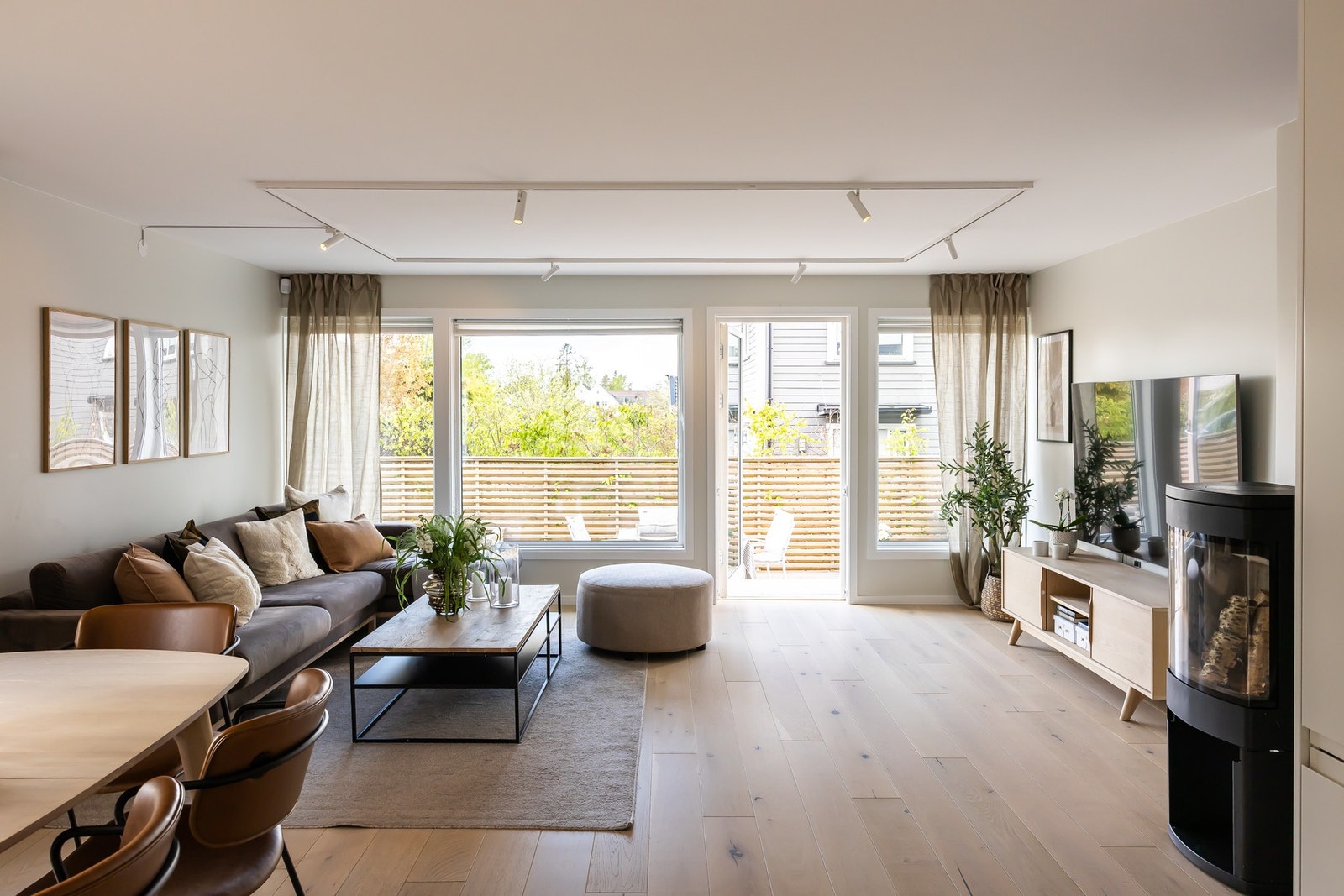 Stuen er lys og luftig med store vindusflater mot syd og vest, samt utgang til en stor, solrik vestvendt terrasse. Galleribilde