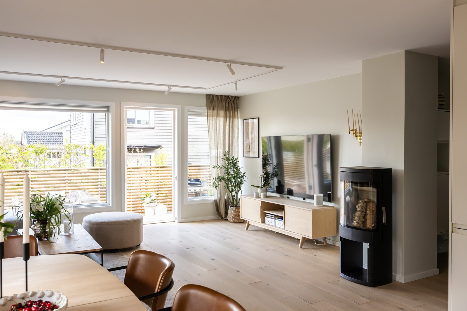 I stuen er det montert en moderne peisovn som gir varme og skaper hygge. Galleribilde