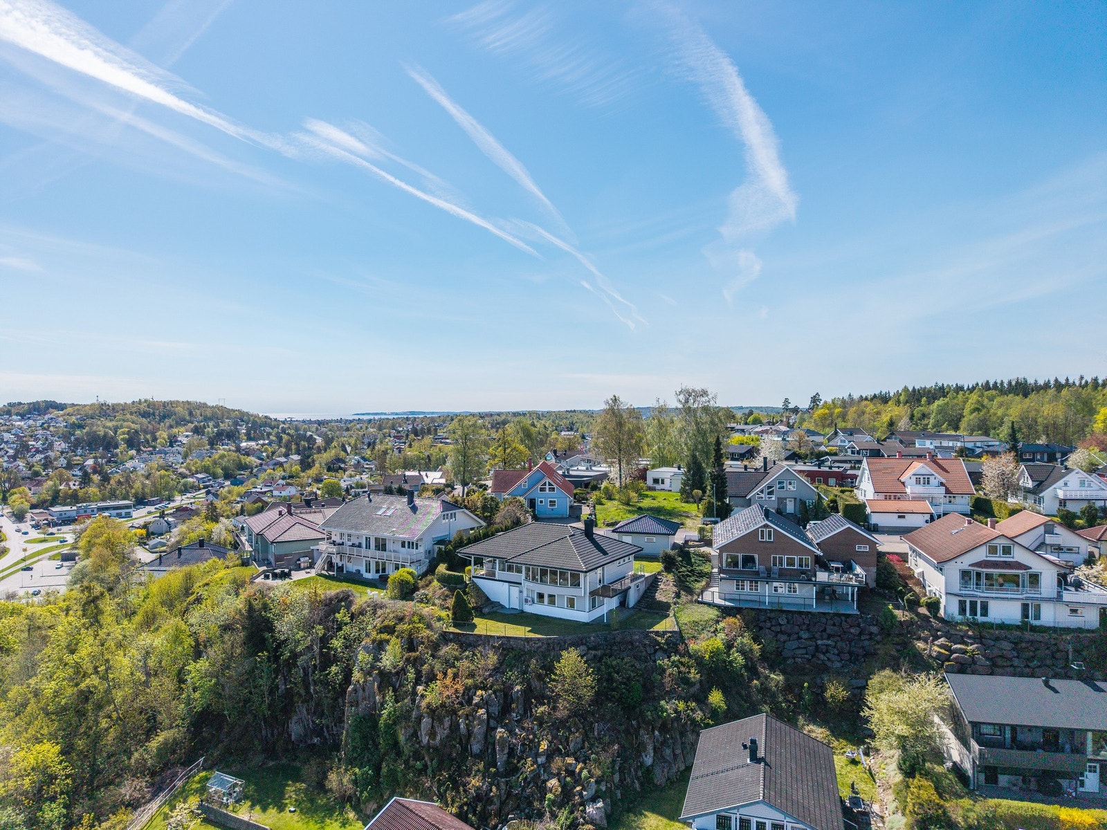 Her ser et dronebilde med huset i "midten" og skogen til høyre - her er det flotte turområder Galleribilde