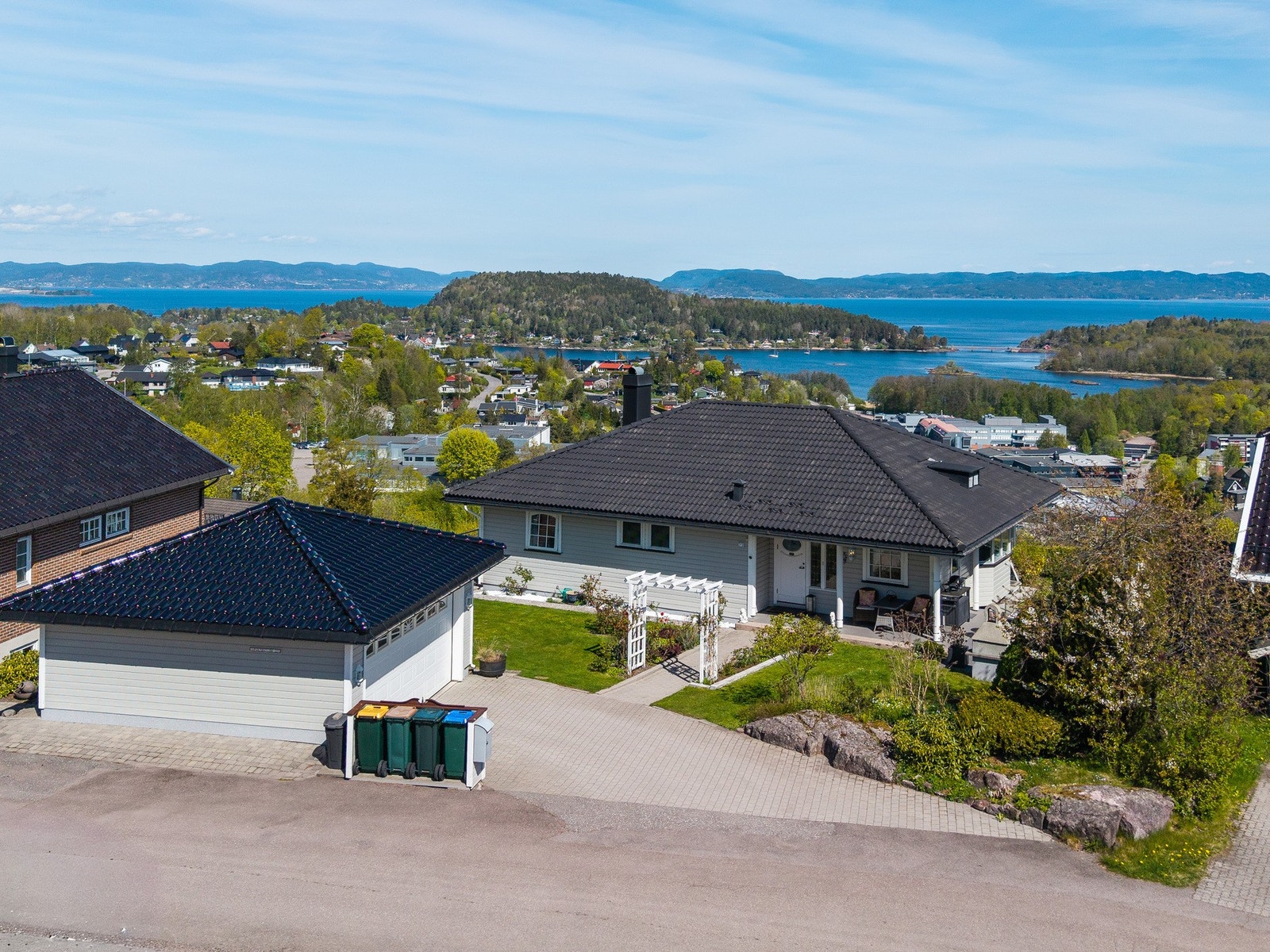 Den romslige dobbel garasjen var ny i 2016 Galleribilde