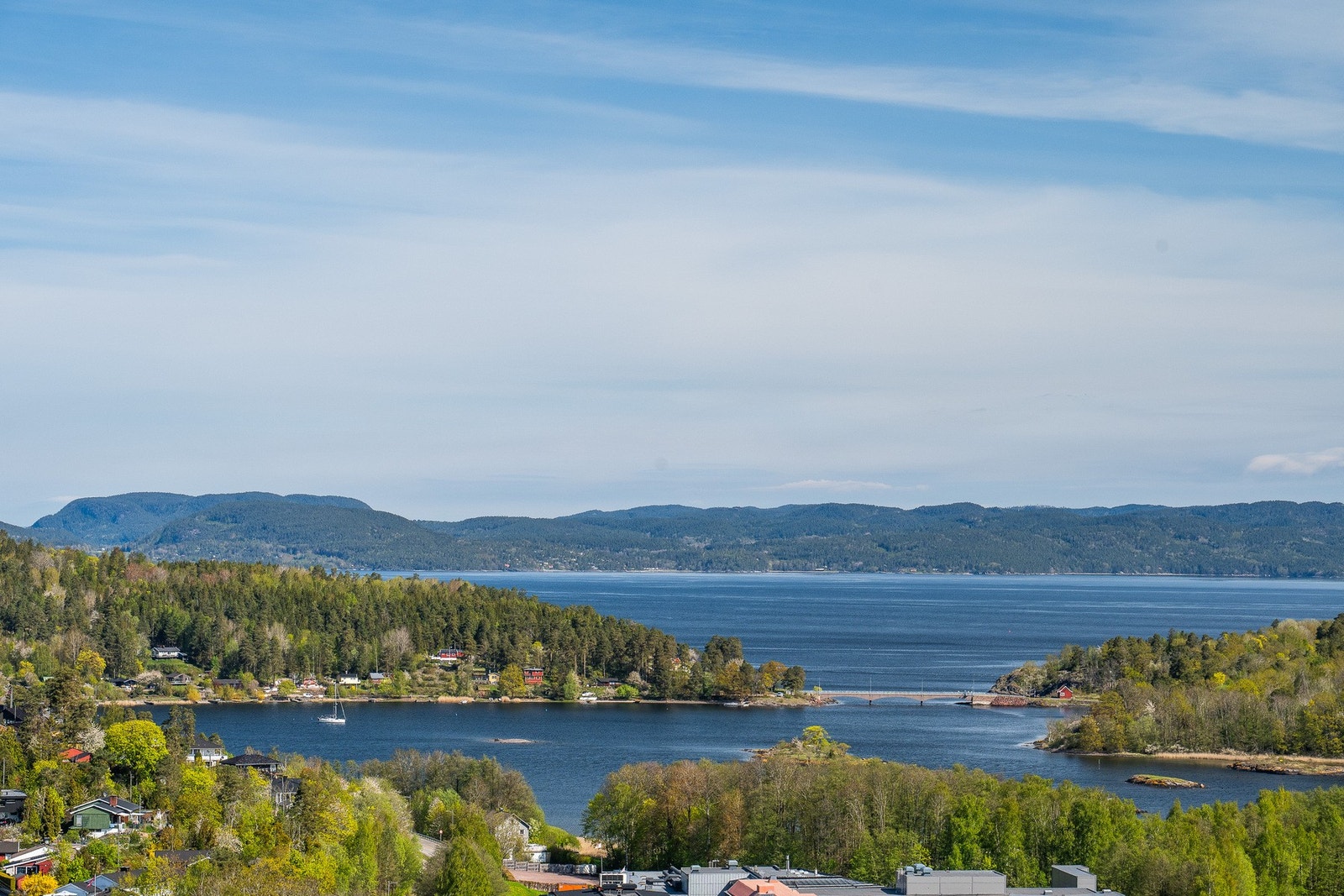 Boligen har en sjelden flott utsikt - her ser vi mot Løvøya og Tofte/Hurum Galleribilde