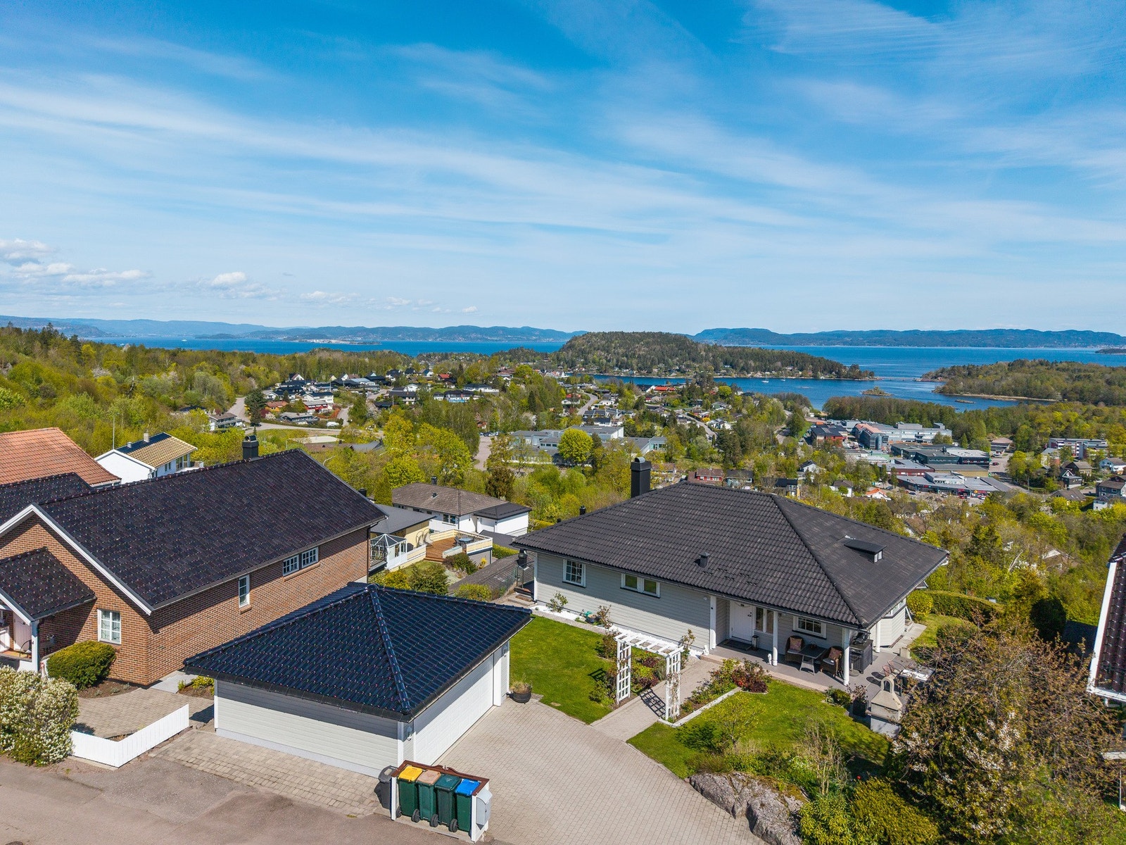 Her ser vi fasaden mot vest og med Løvøya og fjorden i overkant Galleribilde
