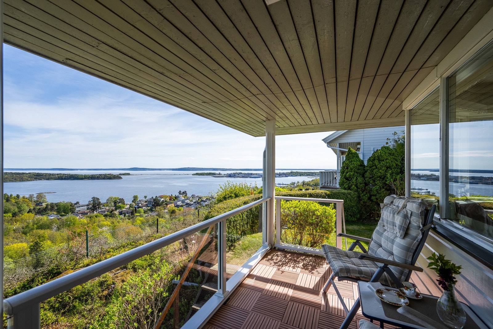 Overbygget balkong med utsikt til vakre soloppganger og skipstrafikken på fjorden Galleribilde