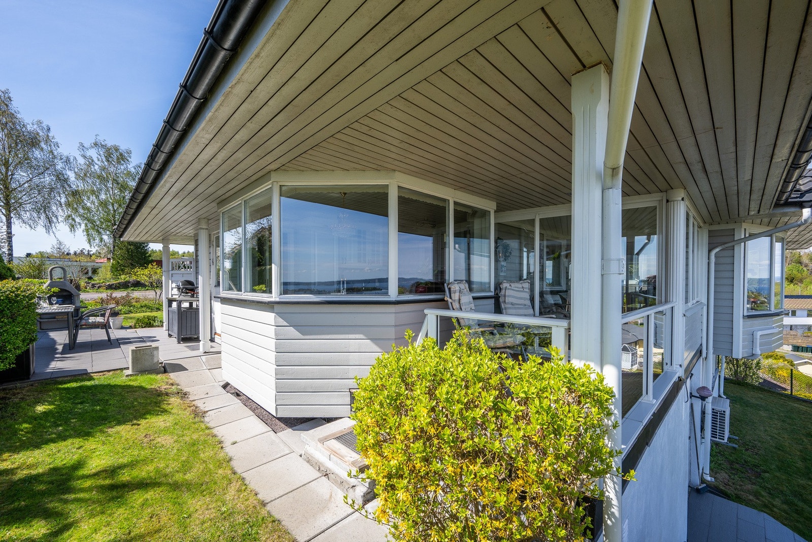 Her ser vi litt verandaen, vinterhagen og terrassen fra utsiden Galleribilde