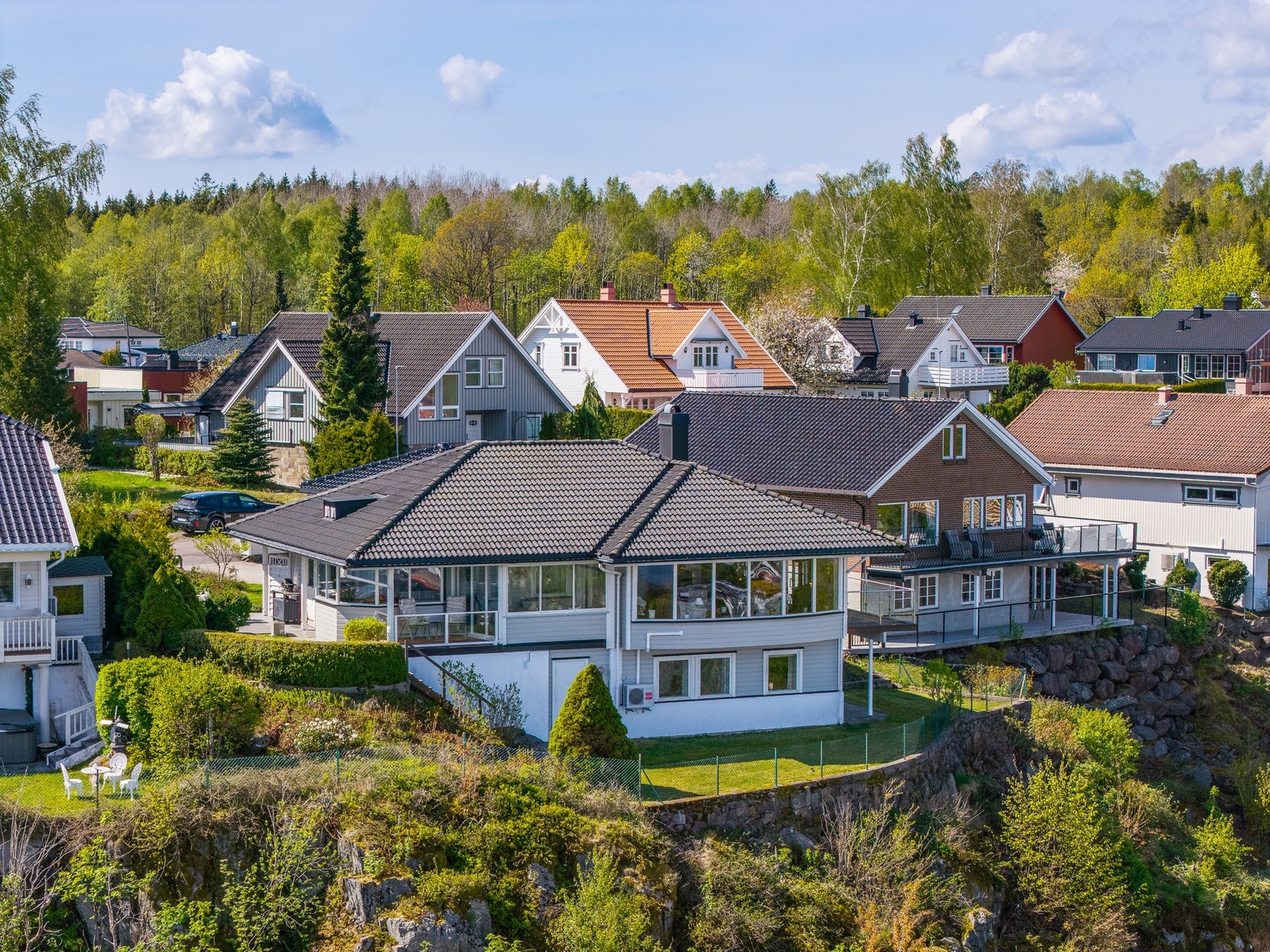 Nedre del av tomten har en kombinasjon av plen og naturtomt og den er inngjerdet Galleribilde