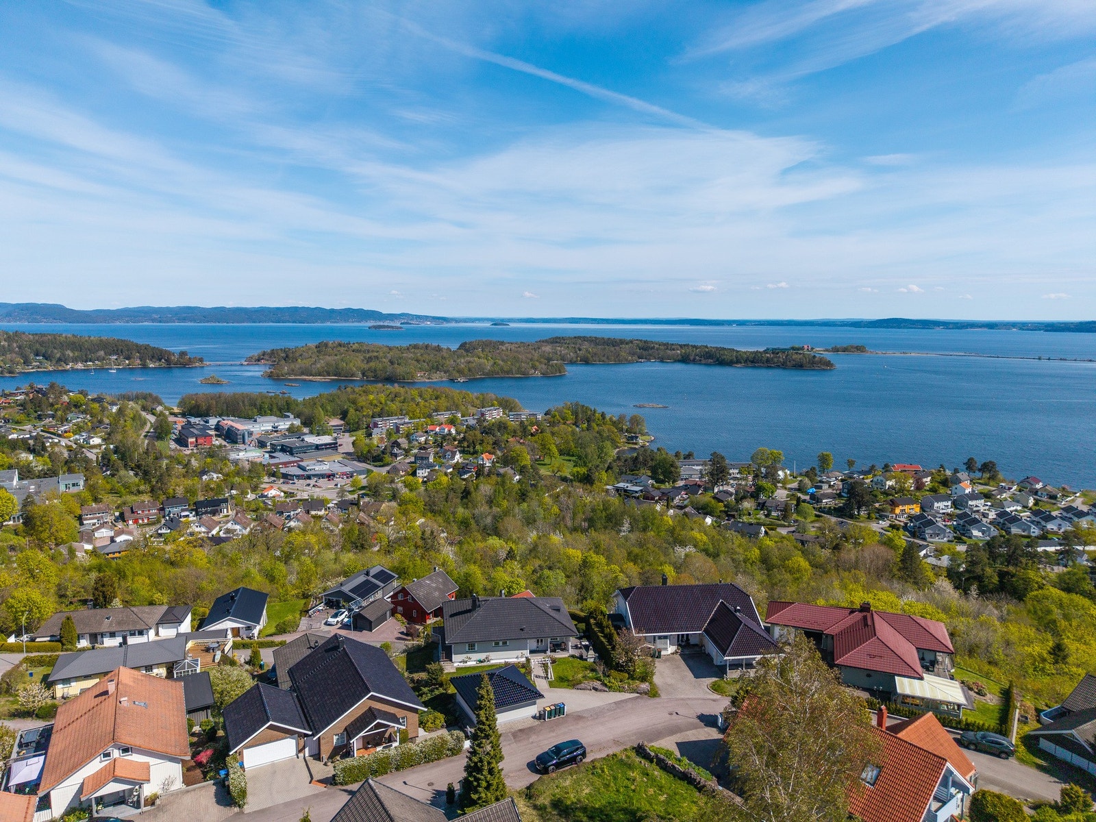 Her kommer det ett par dronebilder av boligen og de flotte omgivelsene Galleribilde