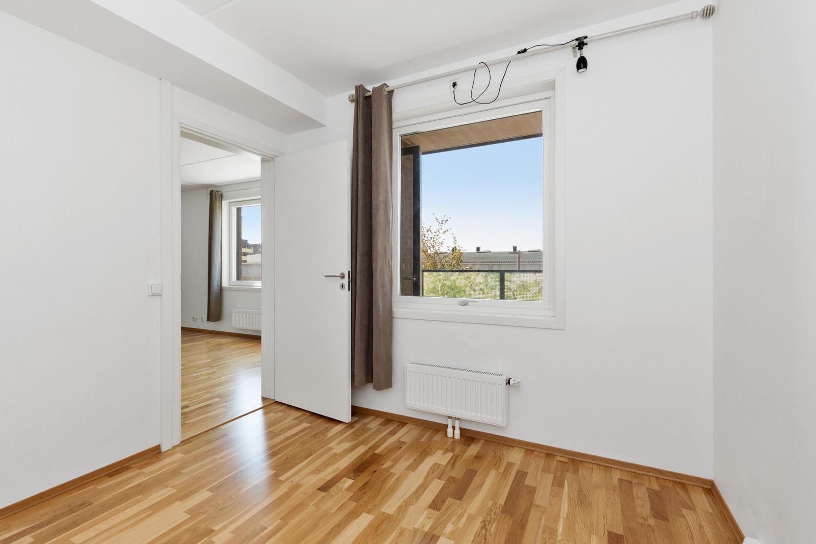 Soverom med innvendig bod som kan brukes som walk-in-closet Galleribilde