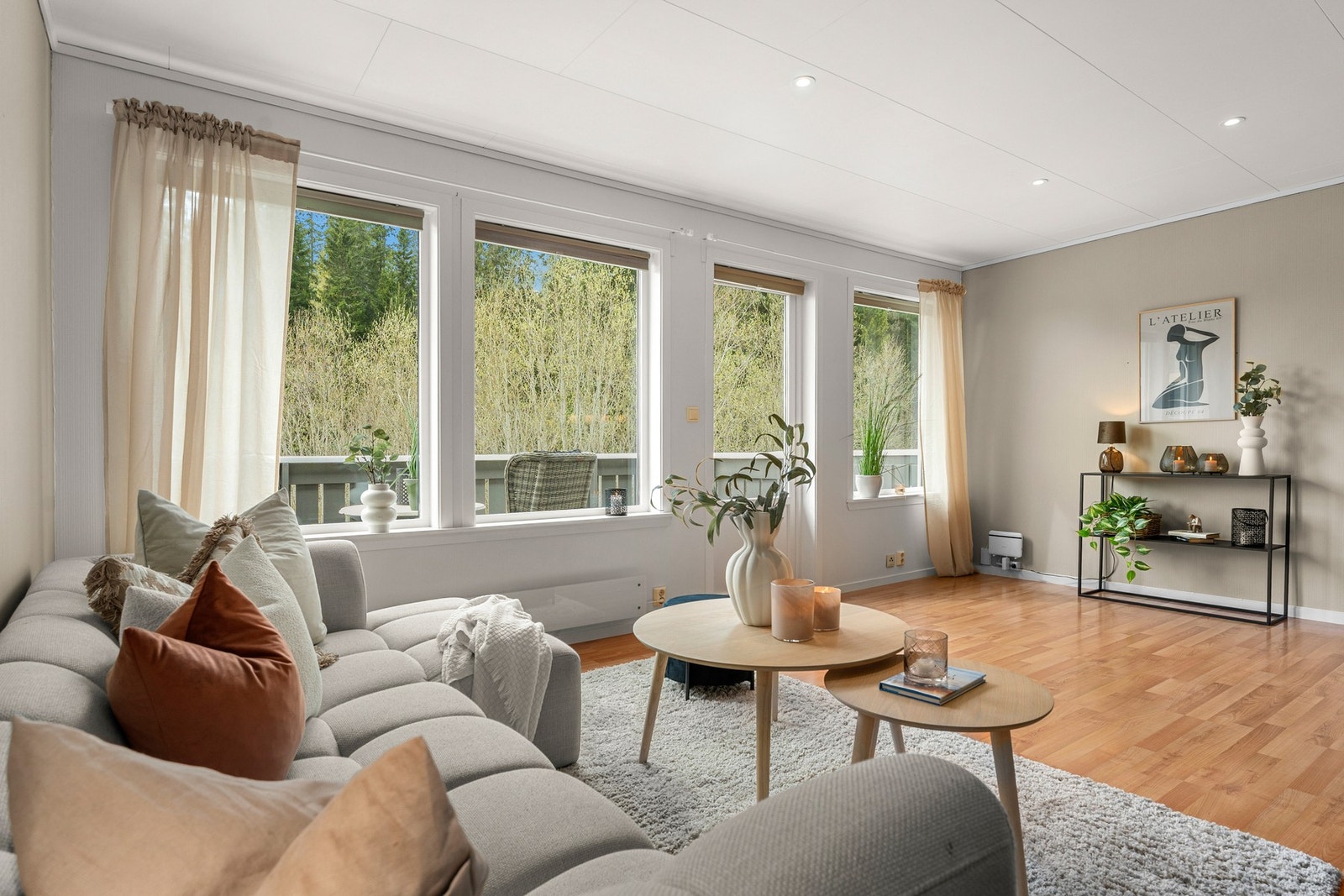 Store vindusflater slipper inn rikelig med naturlig lys Galleribilde