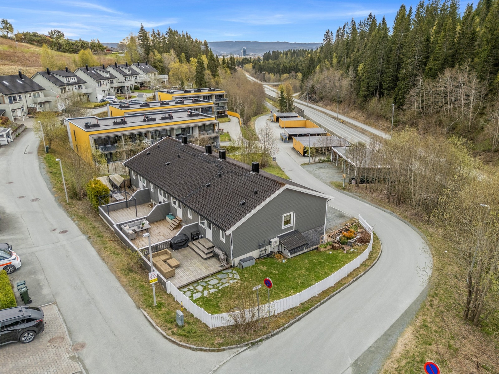Flotte uteplasser både foran og bak huset Galleribilde