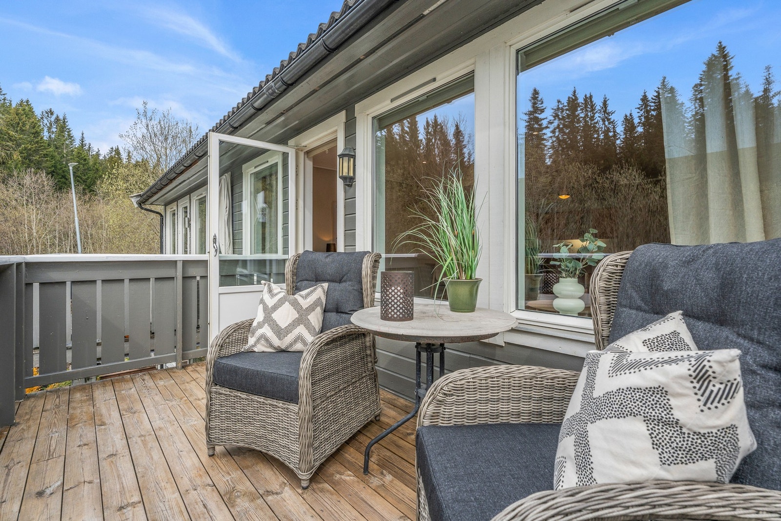 Fra stua er det utgang til sørvendt veranda med plass til sittegruppe. Galleribilde