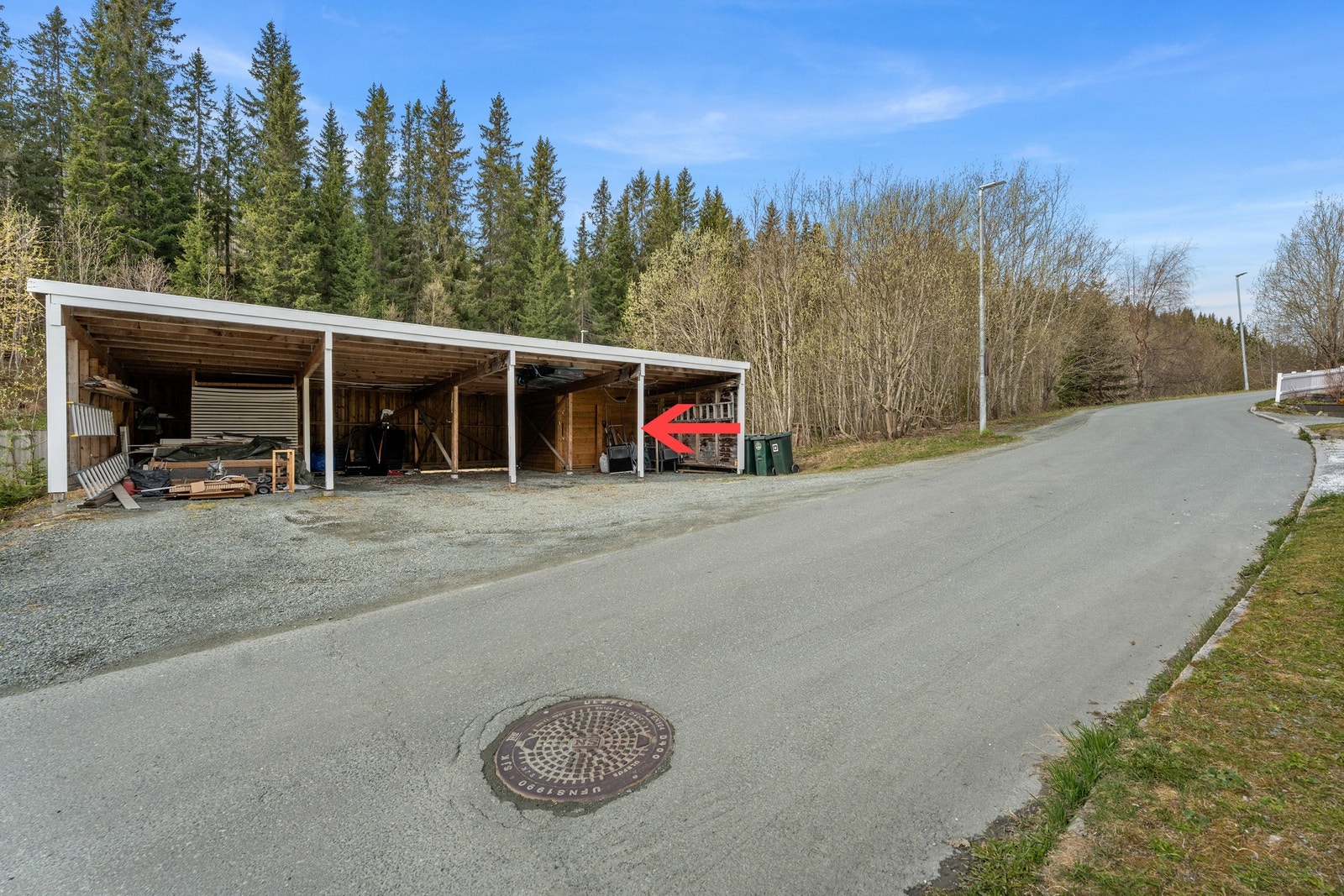Carport med oppstillingsplass foran Galleribilde