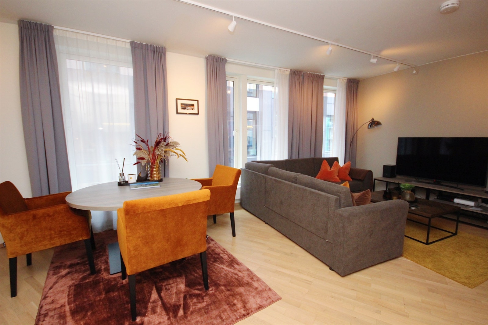 Romslig stue med plass til både sofa- og spisegruppe. Galleribilde