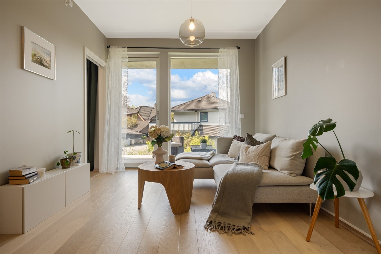Stuen/kjøkken måler hele 20 kvm og har rikelig med plass til spisesone og sofakrok! Galleribilde