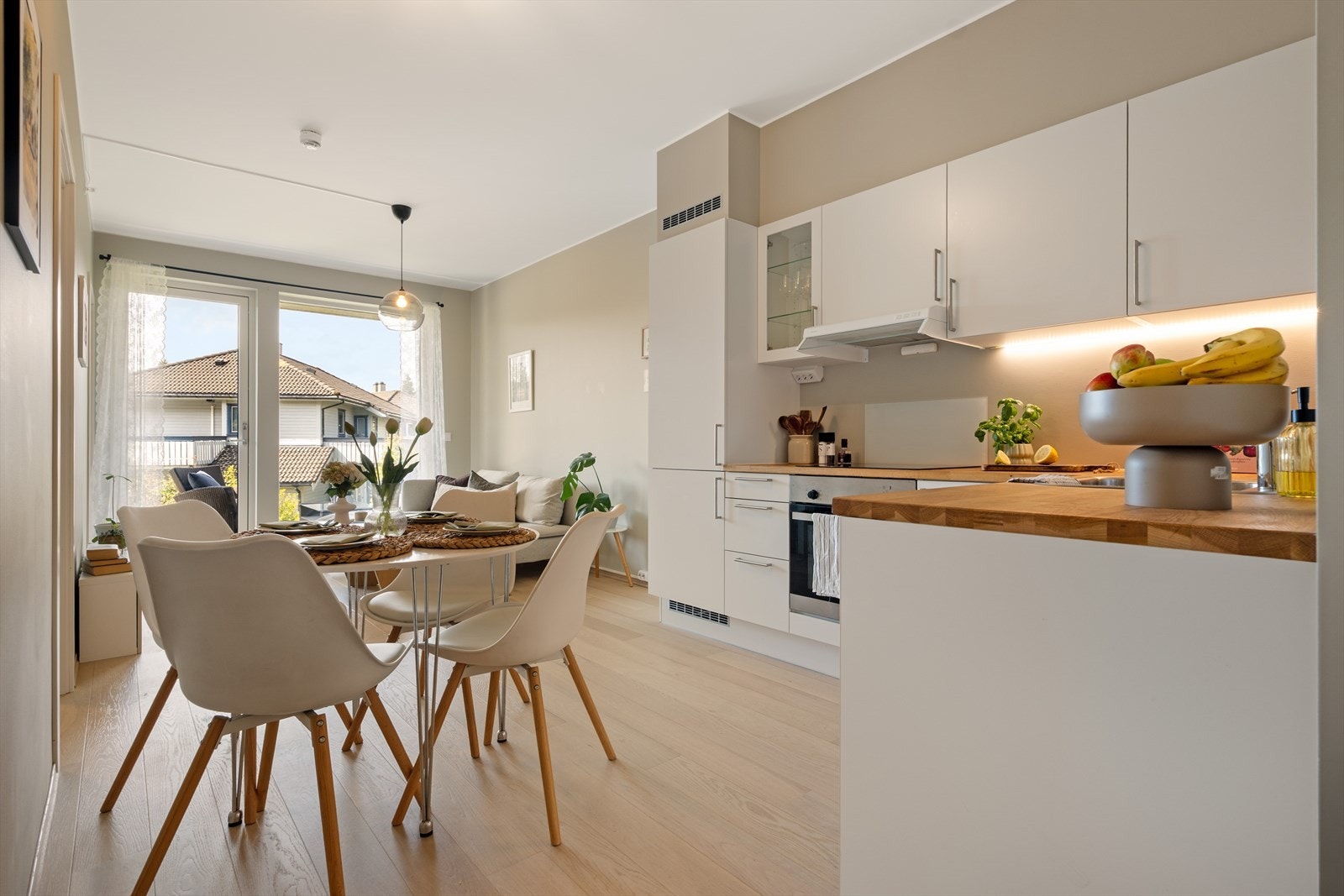 Store vinduer i front sikrer rikelig med naturlig lys! Galleribilde