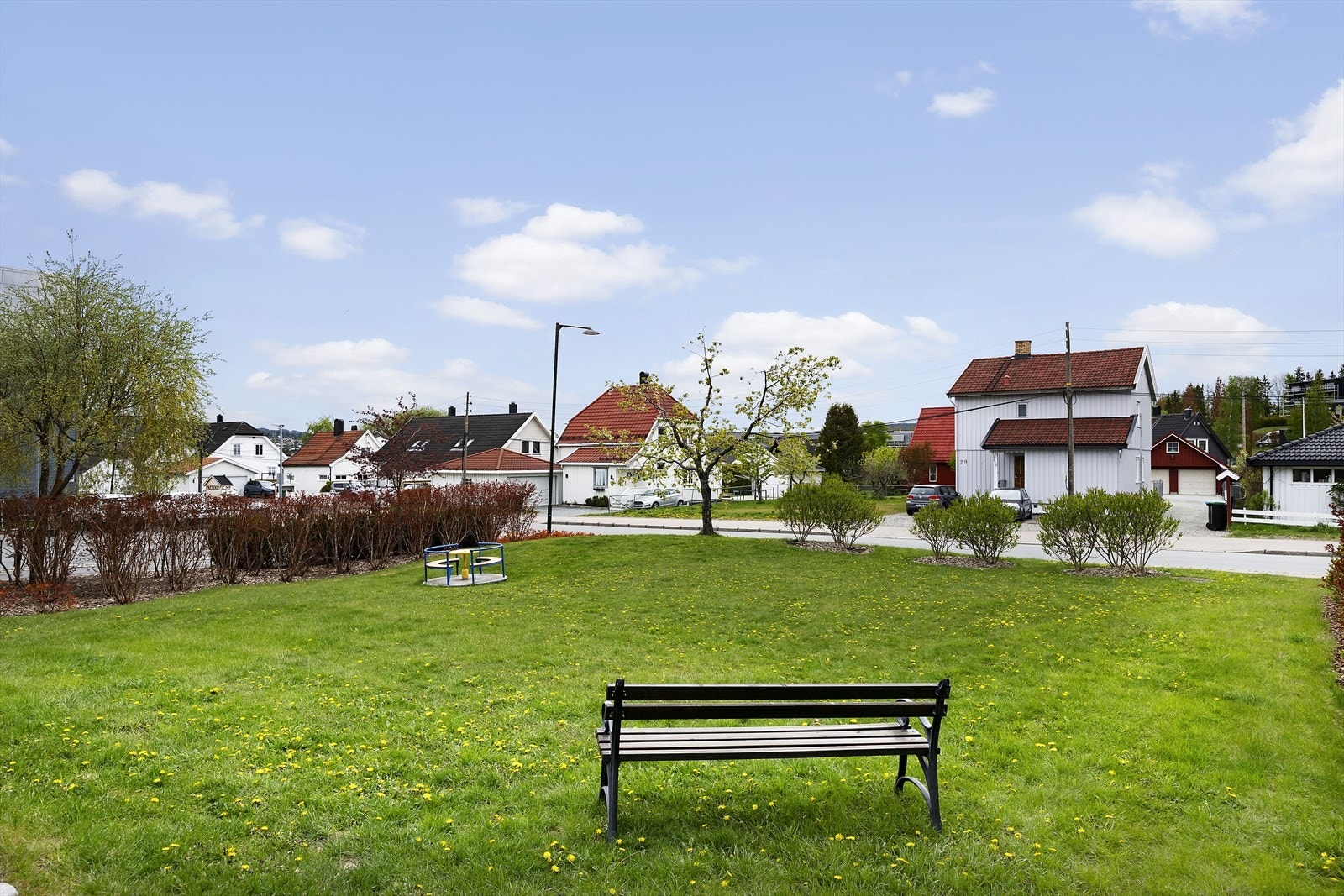 Borettslagets fellesområder er velstelte og pent opparbeidet med gressplener, busjer, beplantning, sittegrupper og lekeapparater. Det er asfalterte stier. Galleribilde