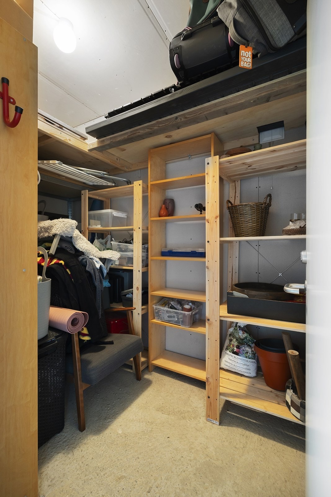 Boden på ca. 5 kvm., har god takhøyde og smart hylleløsning. Her er det god plass til det du ikke trenger å ha i leiligheten til enhver tid! Galleribilde