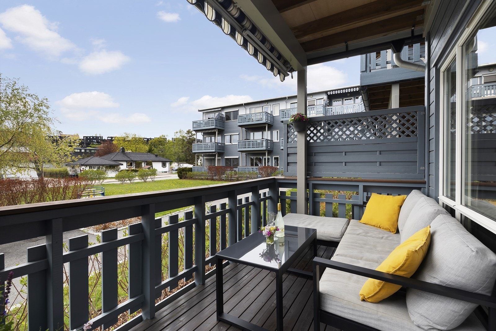 Velkommen til Øvre Kjellerstu vei 10 - En lys, pen og moderne leilighet med gjennomgående planløsning. Foto: Junaid Hanif (Diakrit) Galleribilde