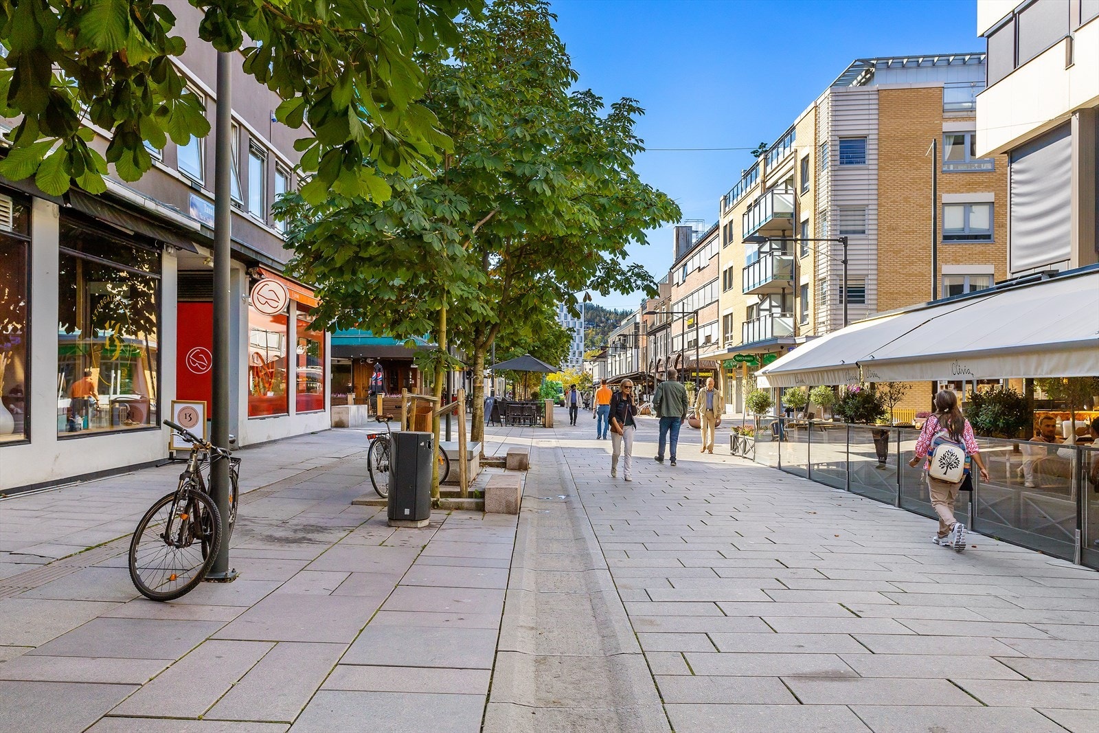Kort vei til Lillestrøm med et bredt utvalg av servicetilbud og serveringssteder. Galleribilde
