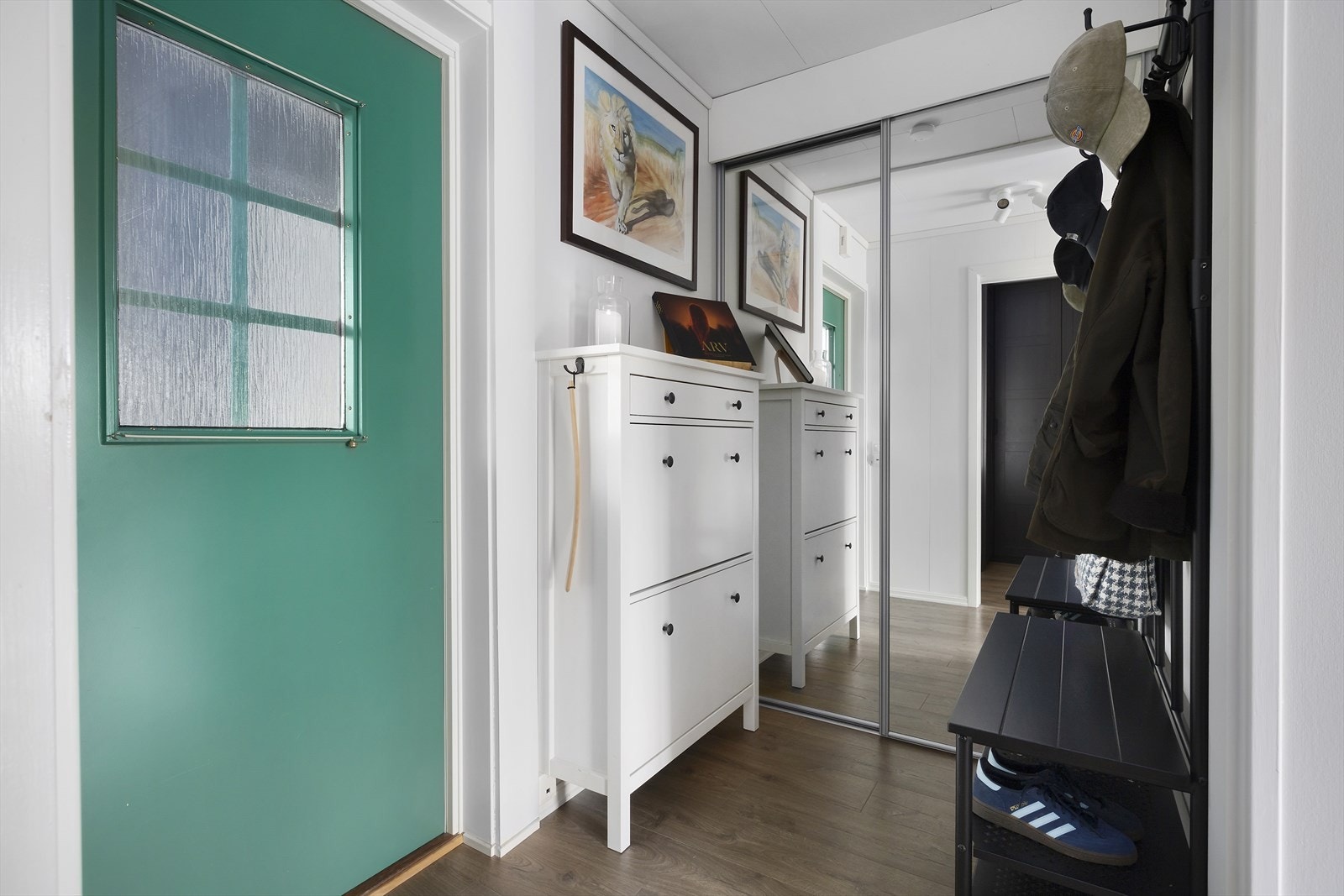 Ytterligere oppbevaringsplass i praktisk skyvedørsgarderobe med speilfronter, samt skoskap. Galleribilde