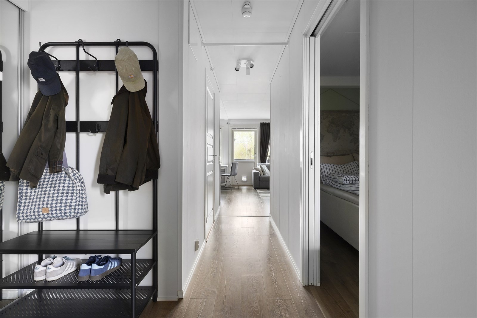 Velkommen inn! Lys entré med plass til yttertøy og sko. Galleribilde
