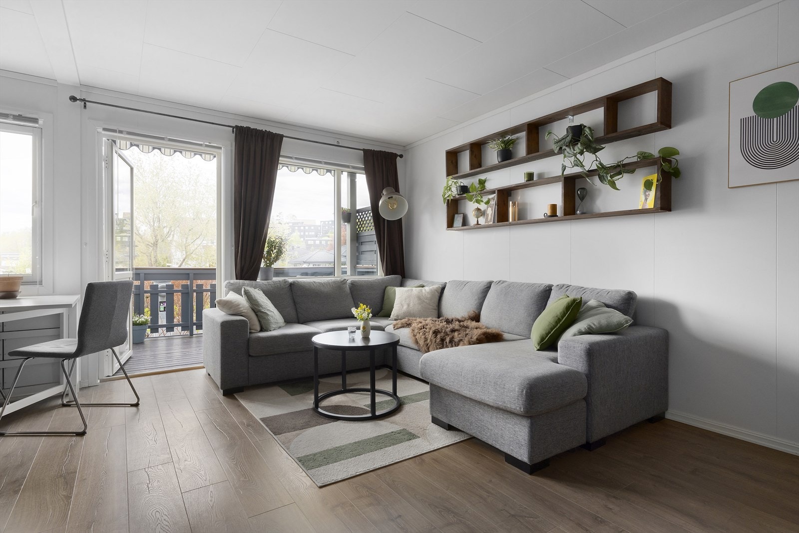 Store vindusflater, balkongdør og beliggenhet mot vest gir godt med naturlig lys inn i leiligheten. Galleribilde