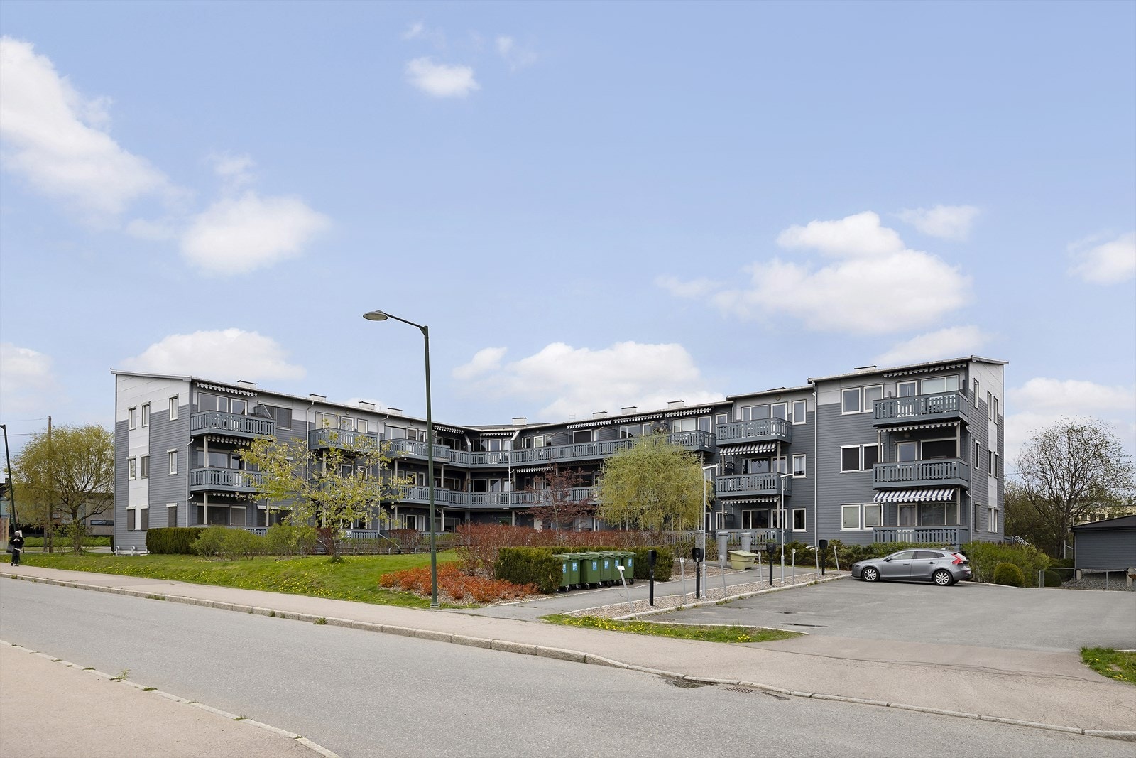 Leiligheten ligger fint og tilbaketrukket fra veien, med utsyn mot fine grøntområder og villabebyggelse. Galleribilde