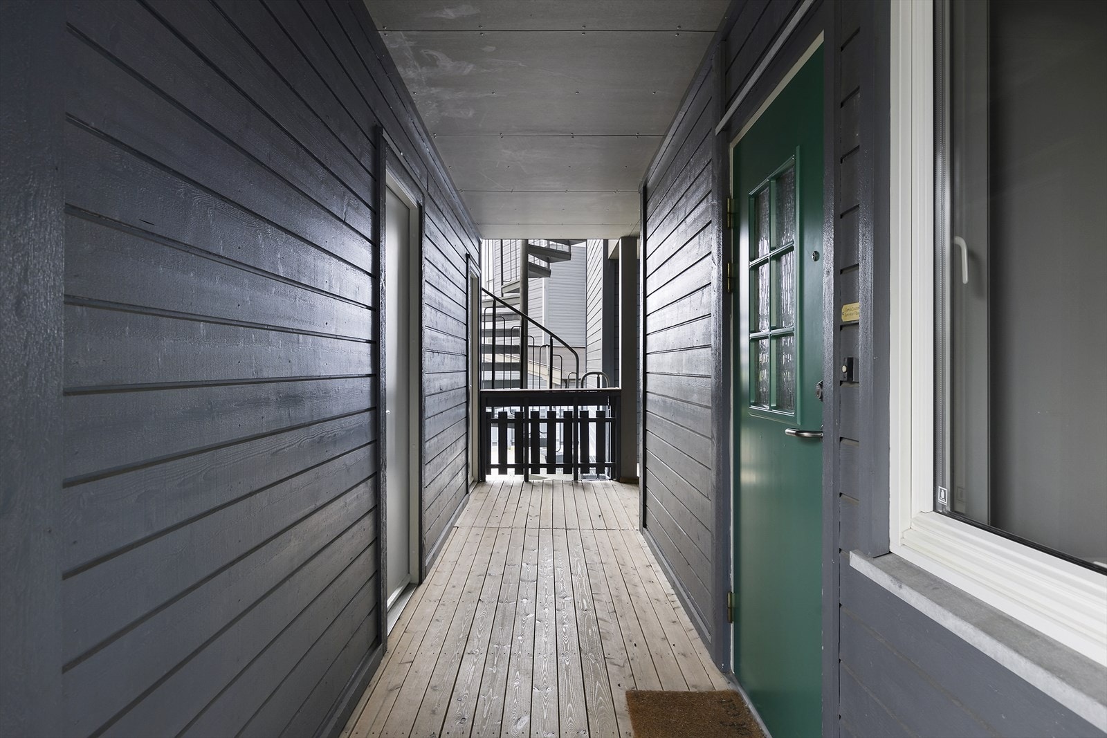 Inngang til leiligheten via rolig og skjermet svalgang. Galleribilde