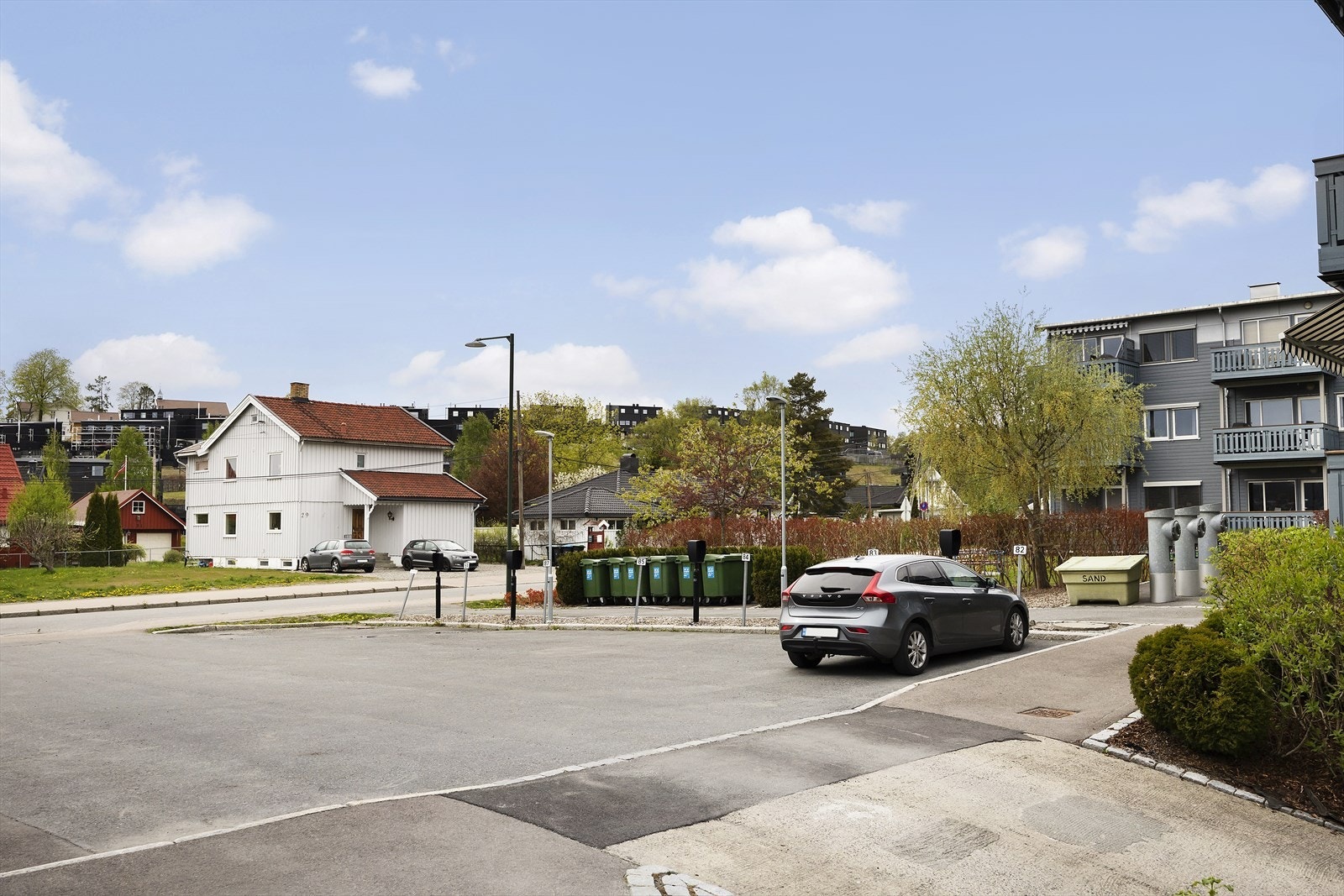 Parkeringsplassen ligger like ved leiligheten og sørger for enklere hverdag. Galleribilde