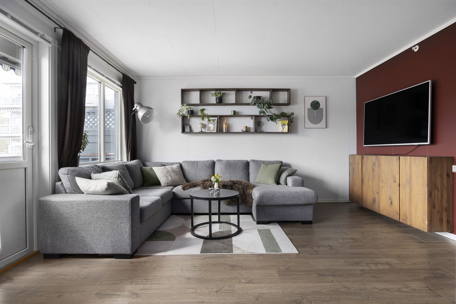 Luftig stue med plass til sofagruppe, stol og TV-benk. Galleribilde