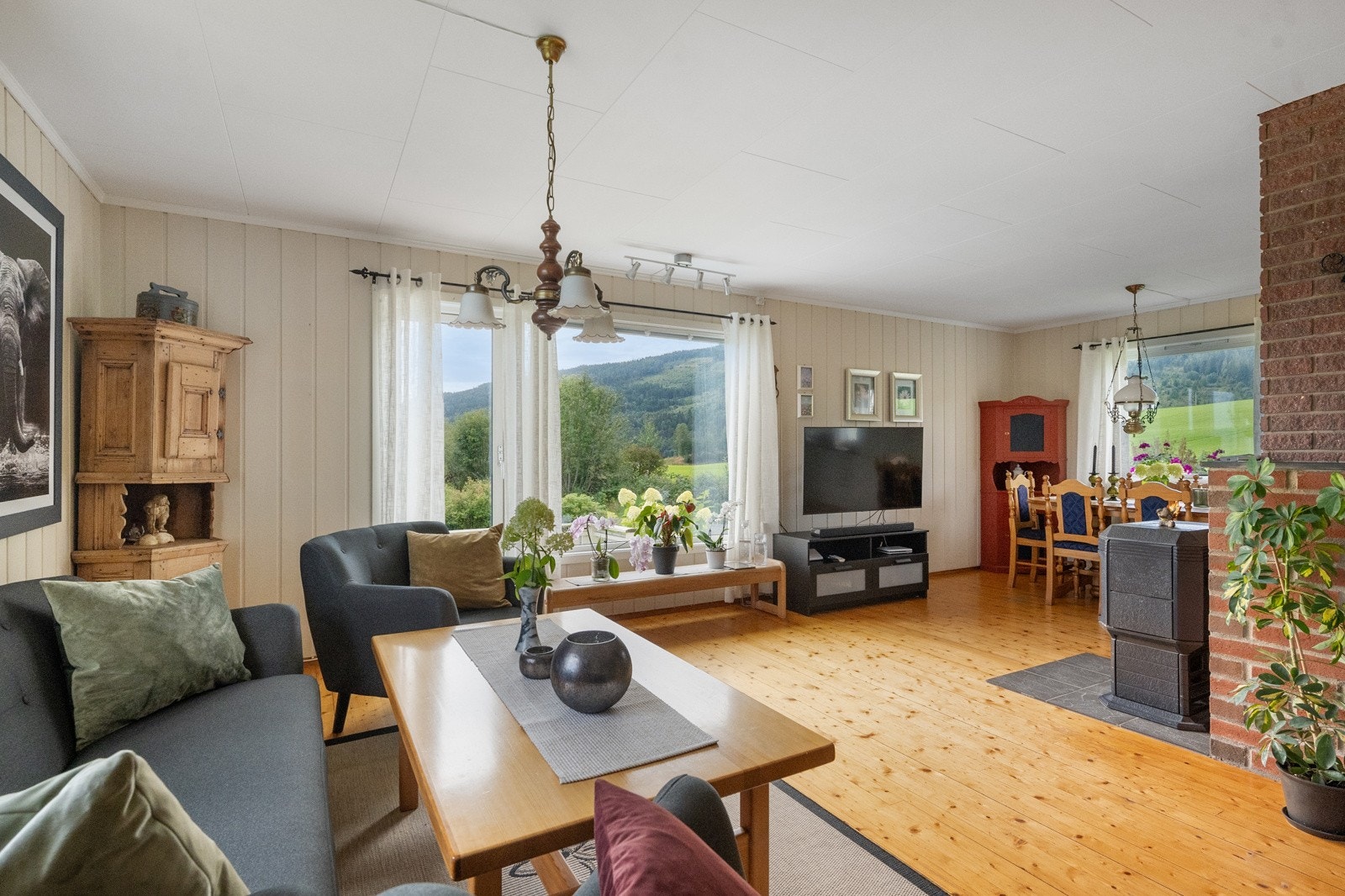 Fra stua er det utgang til terrasse. Galleribilde