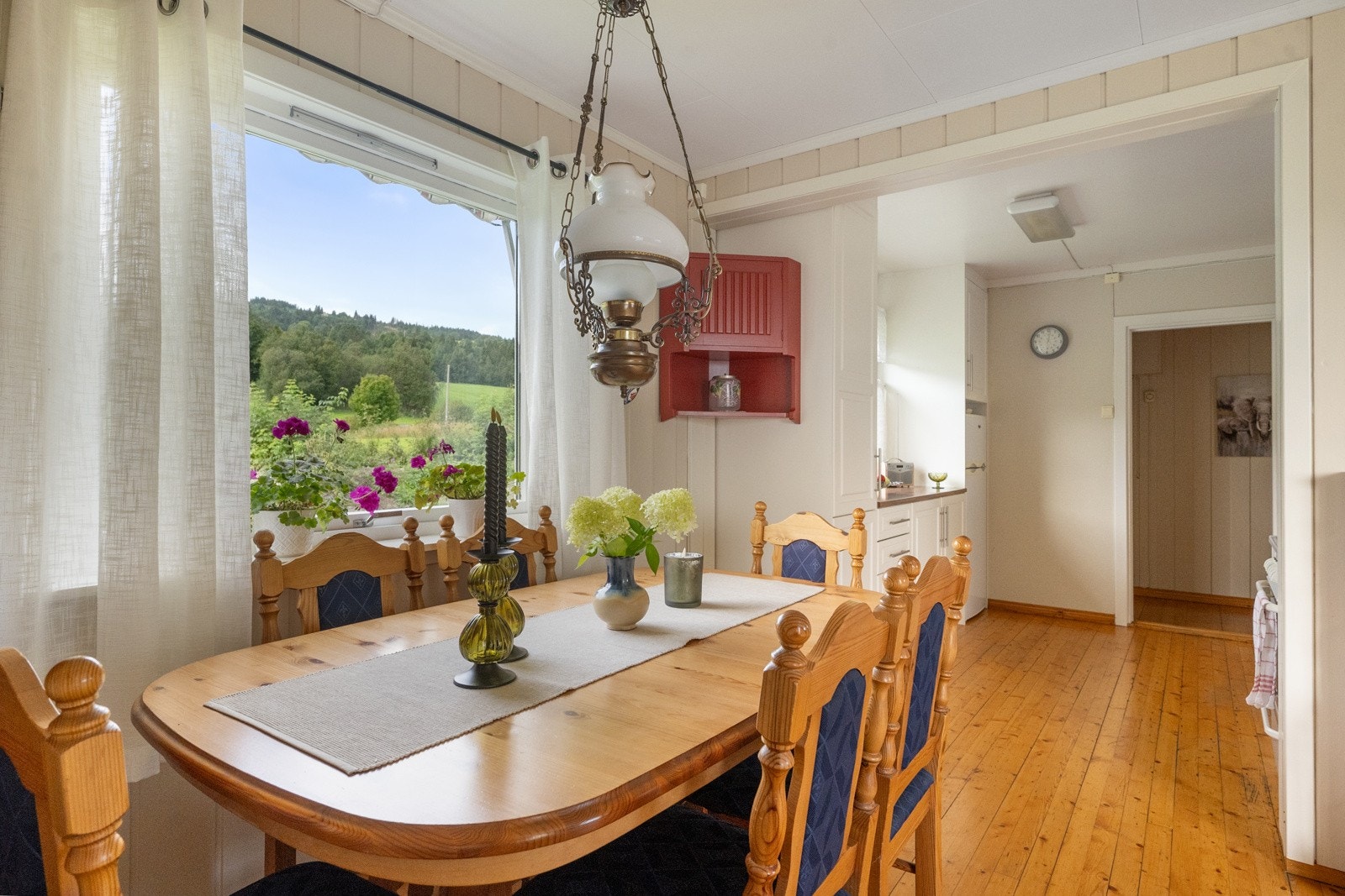 Fin plass for spisestue i stua Galleribilde