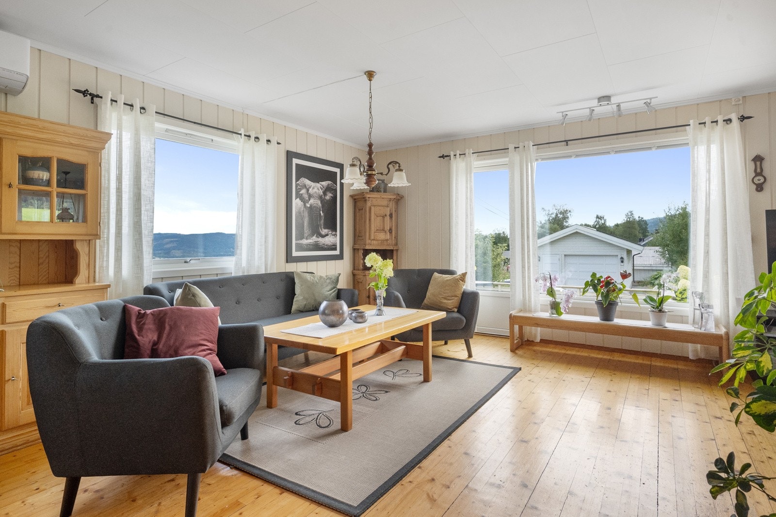Store vinduer gir godt med lys inn. Galleribilde