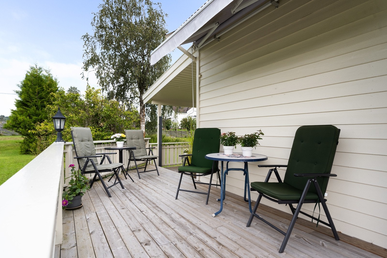 Stor terrasse i tilknytning til inngangsparti - delvis overbygd Galleribilde
