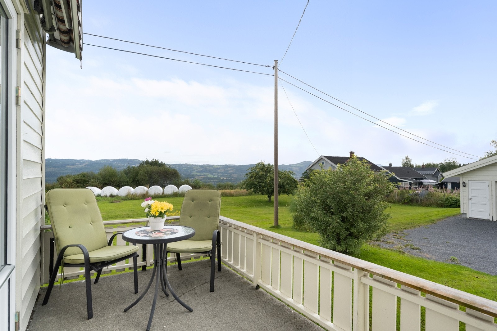 Åpen terrasse med utgang fra stua, her er det montert terrassemarkise. Galleribilde