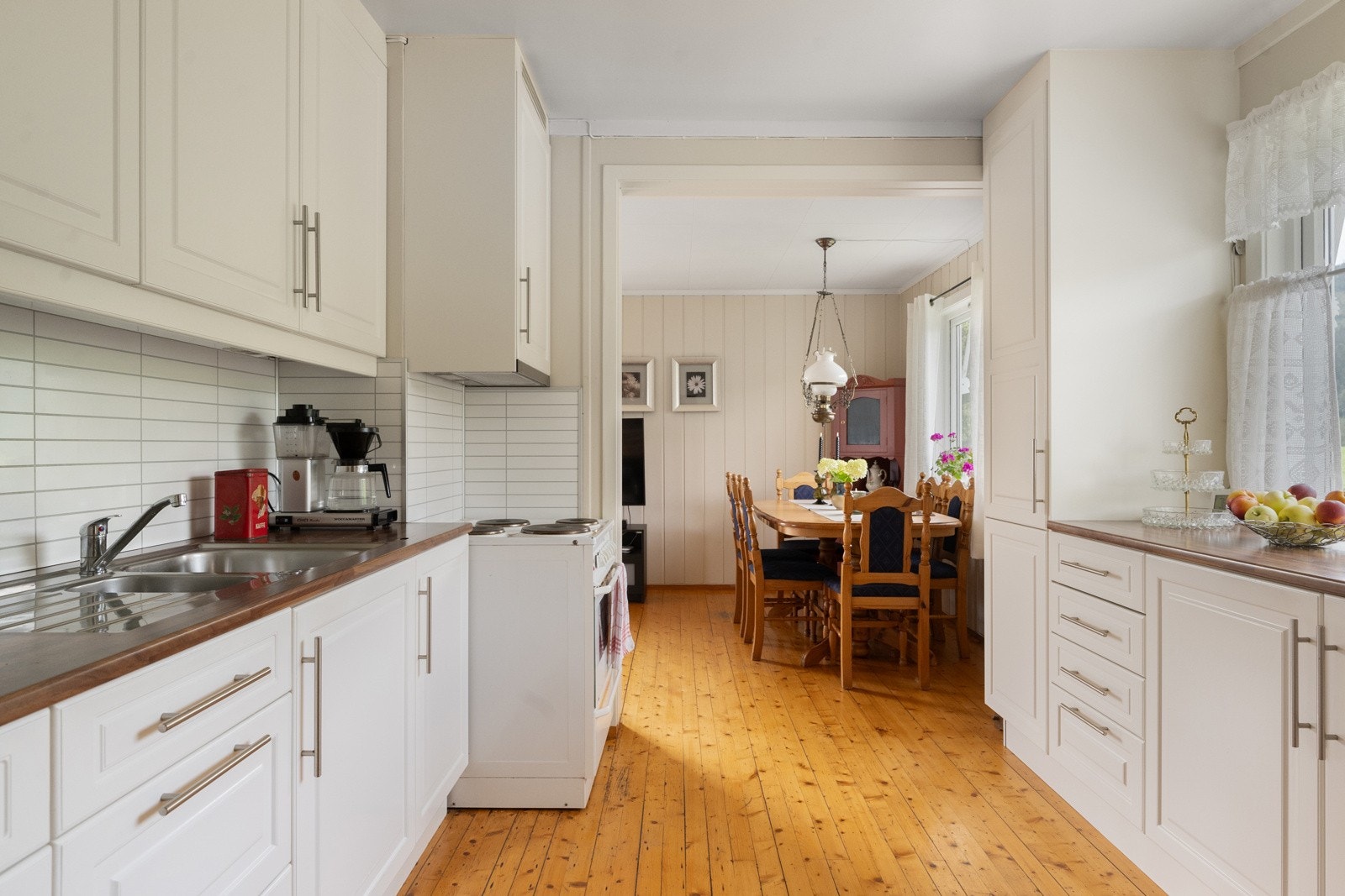 Lysmalt kjøkkeninnredning - ny 2014. Galleribilde