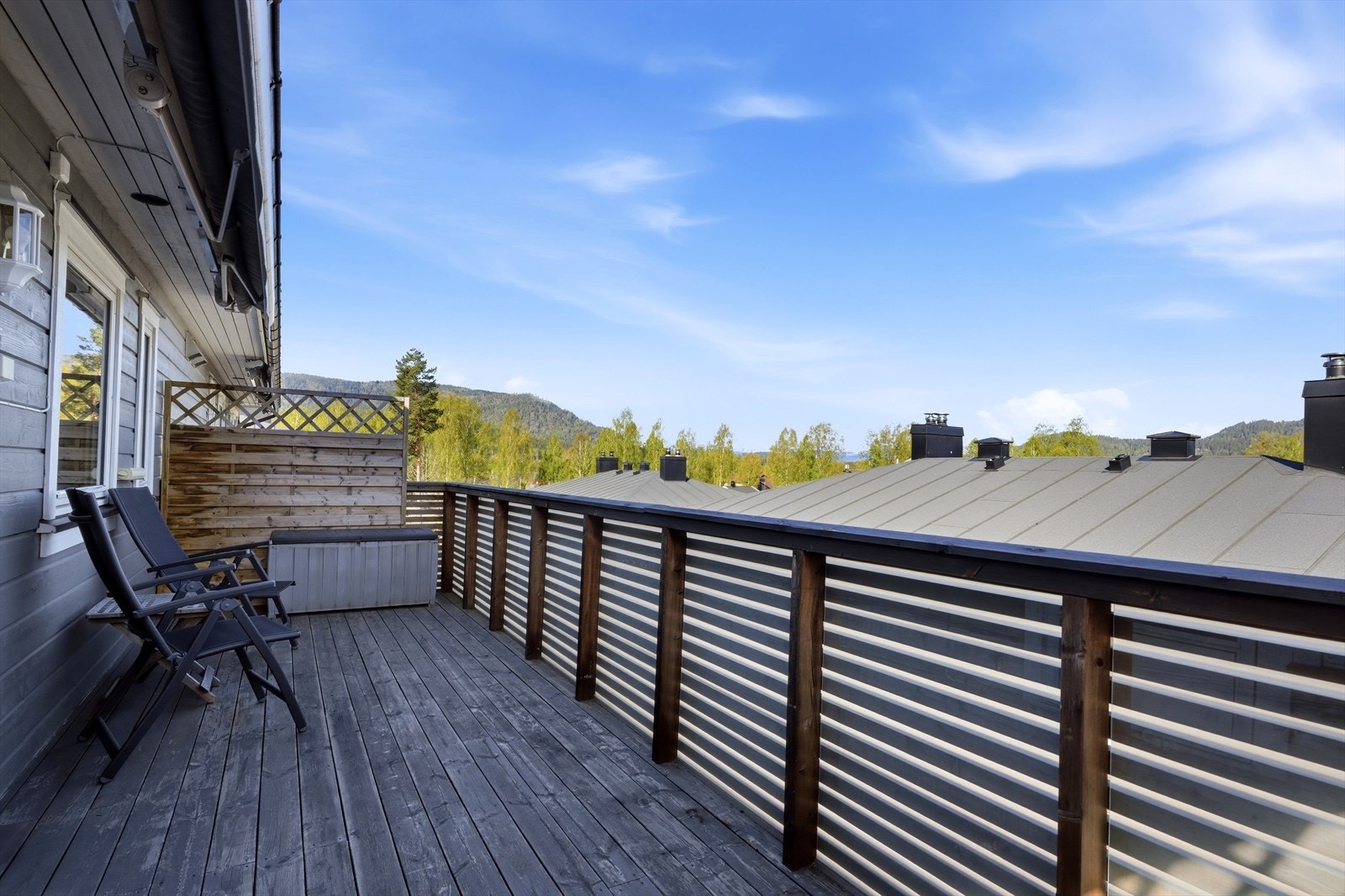 Terrassen er utstyrt med tredekke og spilerekkverk Galleribilde