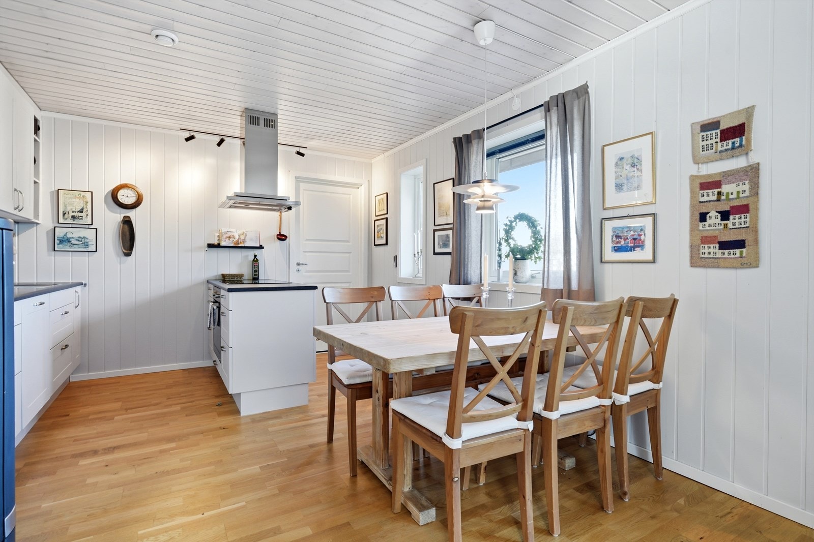 Kjøkkenet har laminatbenkeplate, profilerte fronter og flere hvitevarer. Galleribilde