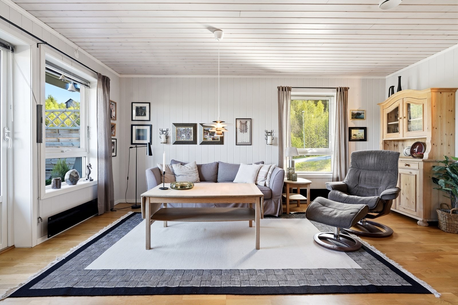 Store vindusflater gir godt lysinnslipp til stuen. Galleribilde