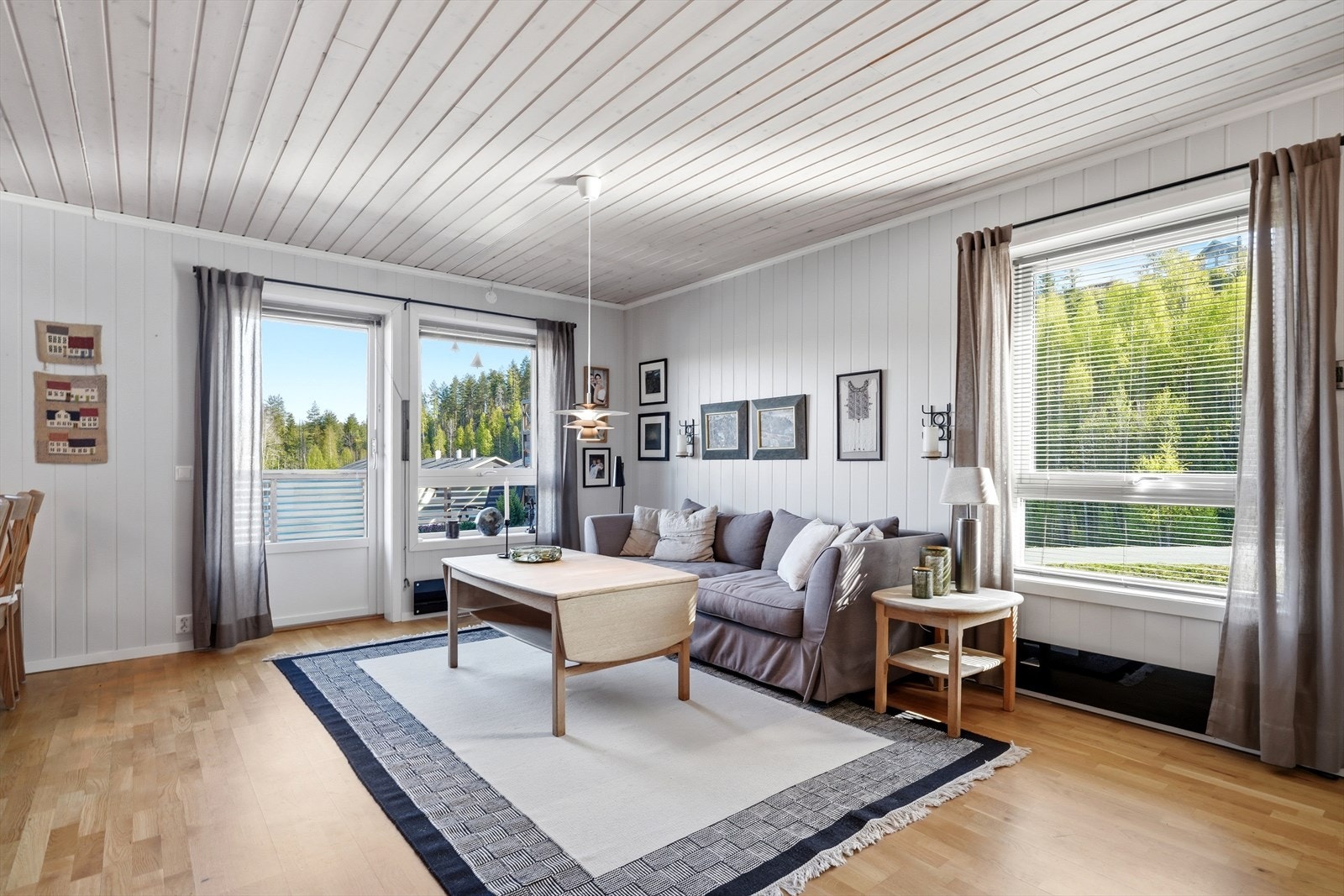 Utgang til veranda fra stuen. Galleribilde