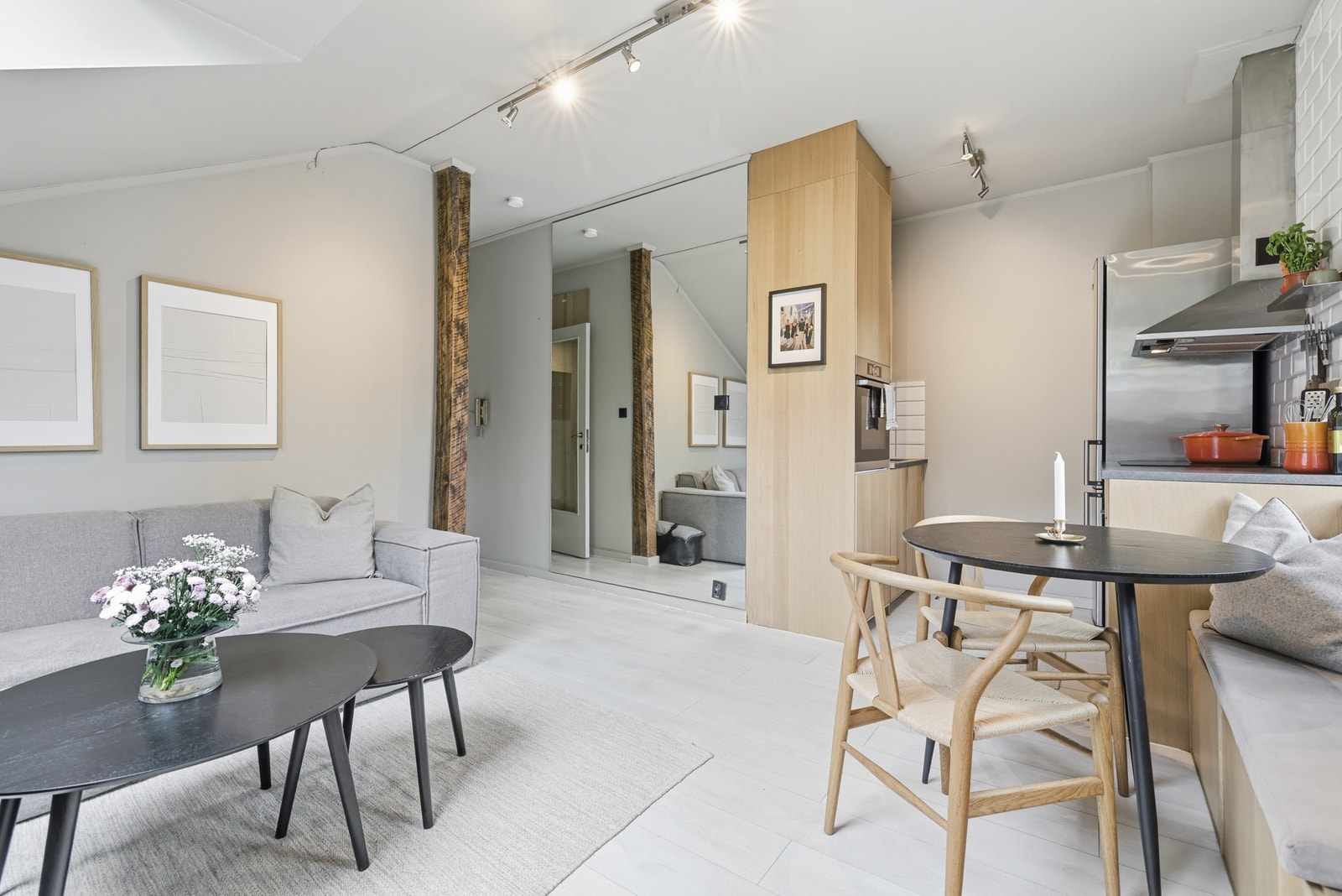 Lys stue med skråtak og takvindu. God plass til sofa og spisebord Galleribilde