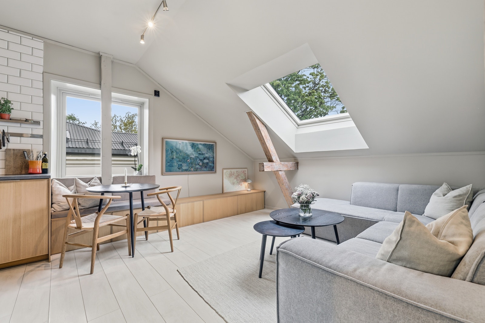 Åpen kjøkkenløsning gir god flyt i leiligheten. I stua følger Tv, sofa og bord som vist på bilde men med 2 andre tilsvarende stoler til spisebordet. Galleribilde
