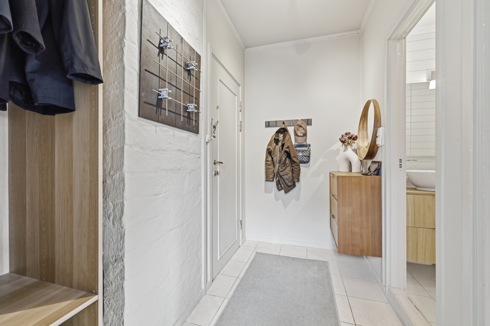 Lys entré med flislagt gulv og god oppbevaring. Galleribilde
