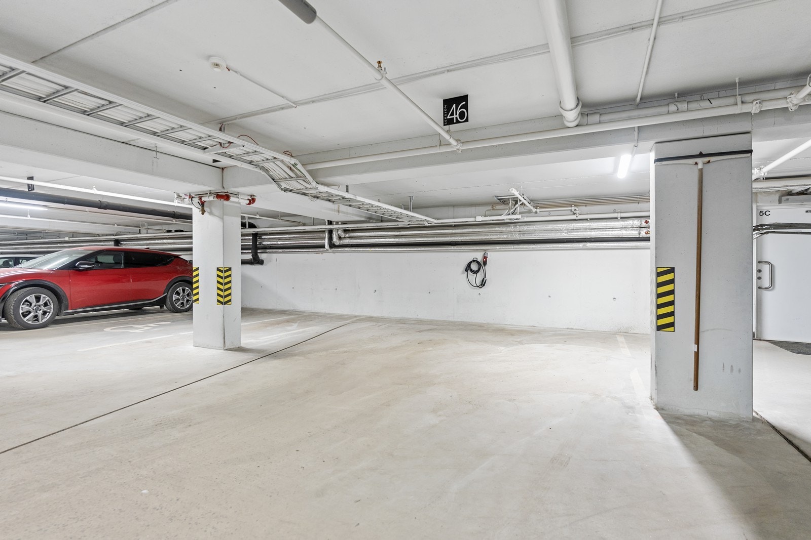 Det følger to parkeringsplasser i p-kjelleren Galleribilde