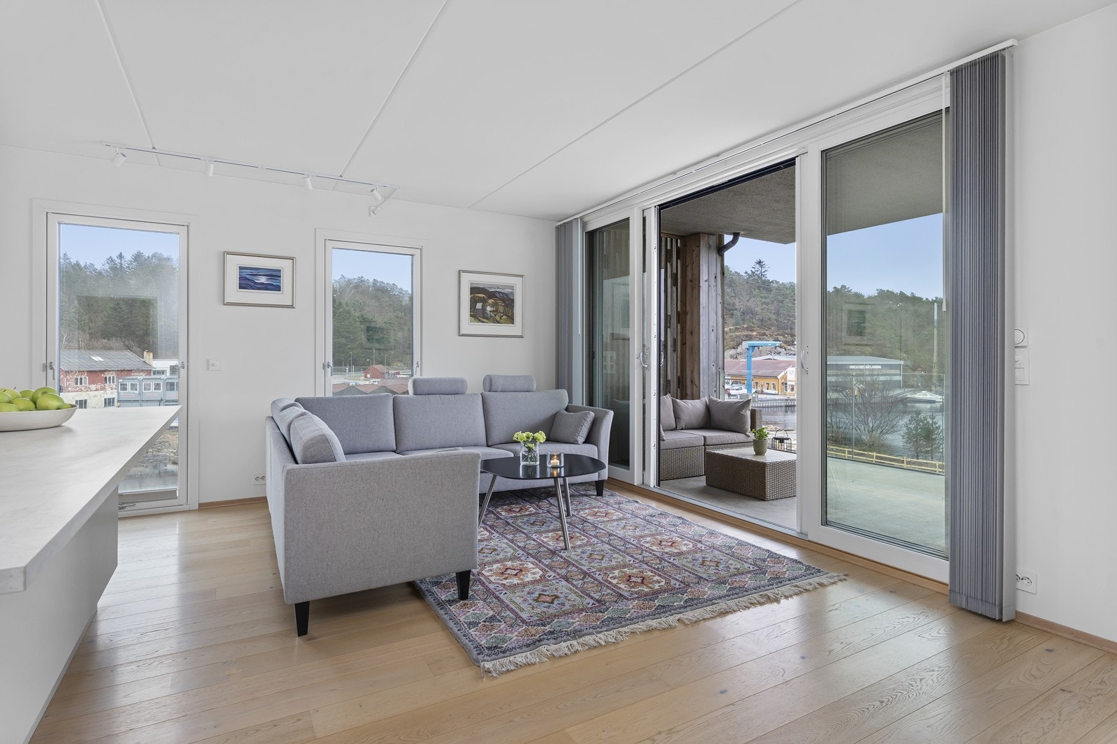 Doble skyvedører ut til overbygd terrasse. Galleribilde