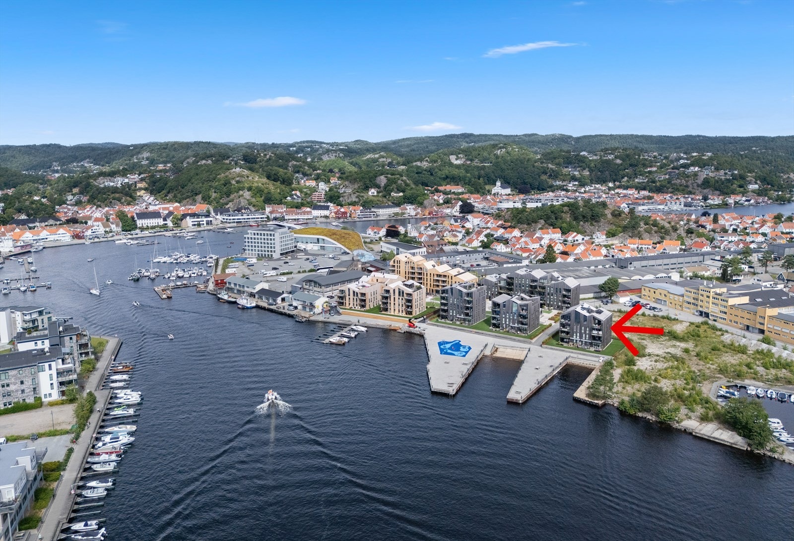 Virkelig flott beliggenhet med utsikt ut elveløpet + innover mot sentrum! Galleribilde