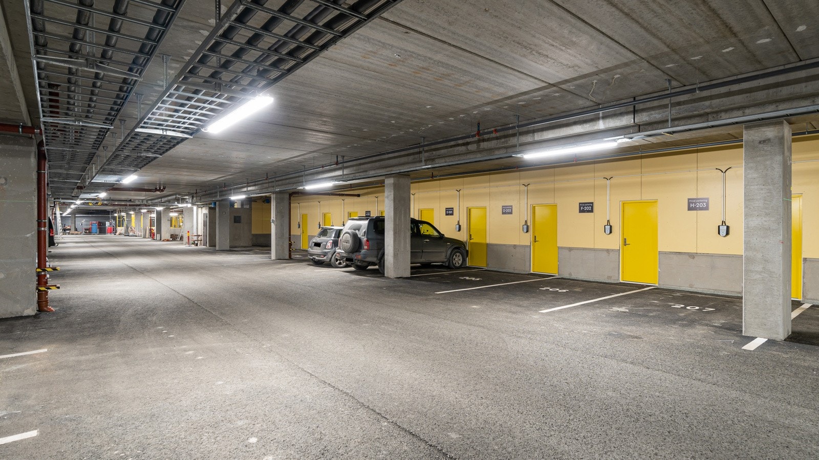 Det følger ikke parkering med boligene, men det er mulig å leie fast(e) parkeringsplass(er) i parkeringsanlegget på området.