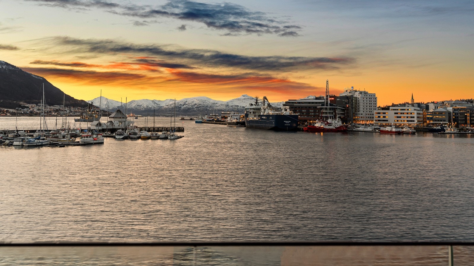 Fra den innglassende balkongen har du meget gode sol- og utsiktsforhold!