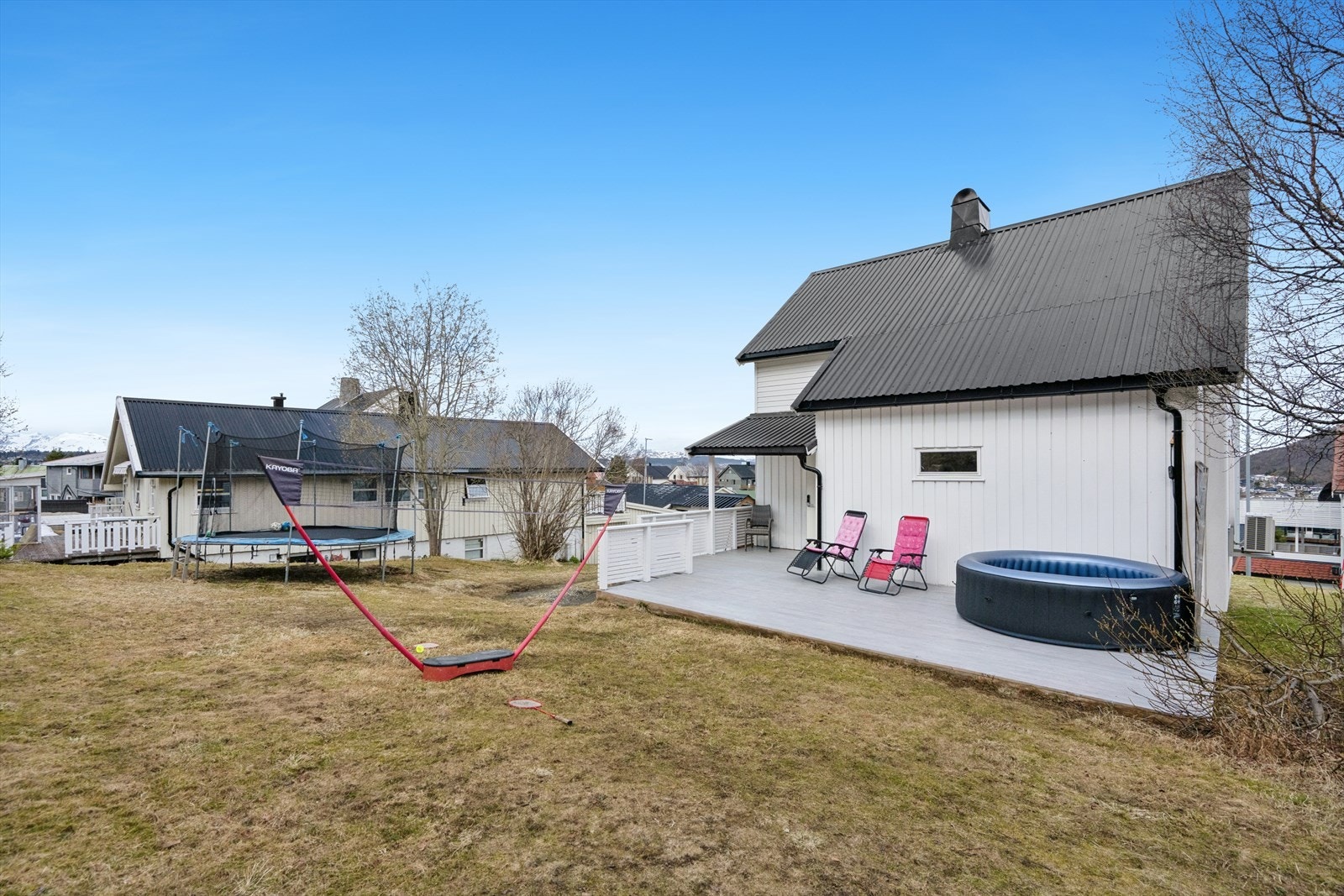Stor tomt med en godt skjermet terrasse og hage som er opparbeidet med plen. Gode solforhold Galleribilde